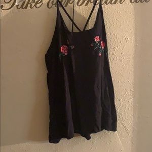 🍎Black tank with flowers